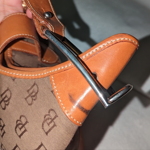 Dooney and Bourke signature cresent shoulder bag. - Picture 9 of 11